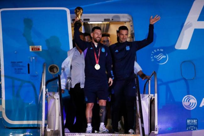 Argentina, nhà vô địch World Cup, đã bay về nước để tham dự một chuyến du lịch ăn mừng ở thủ đô