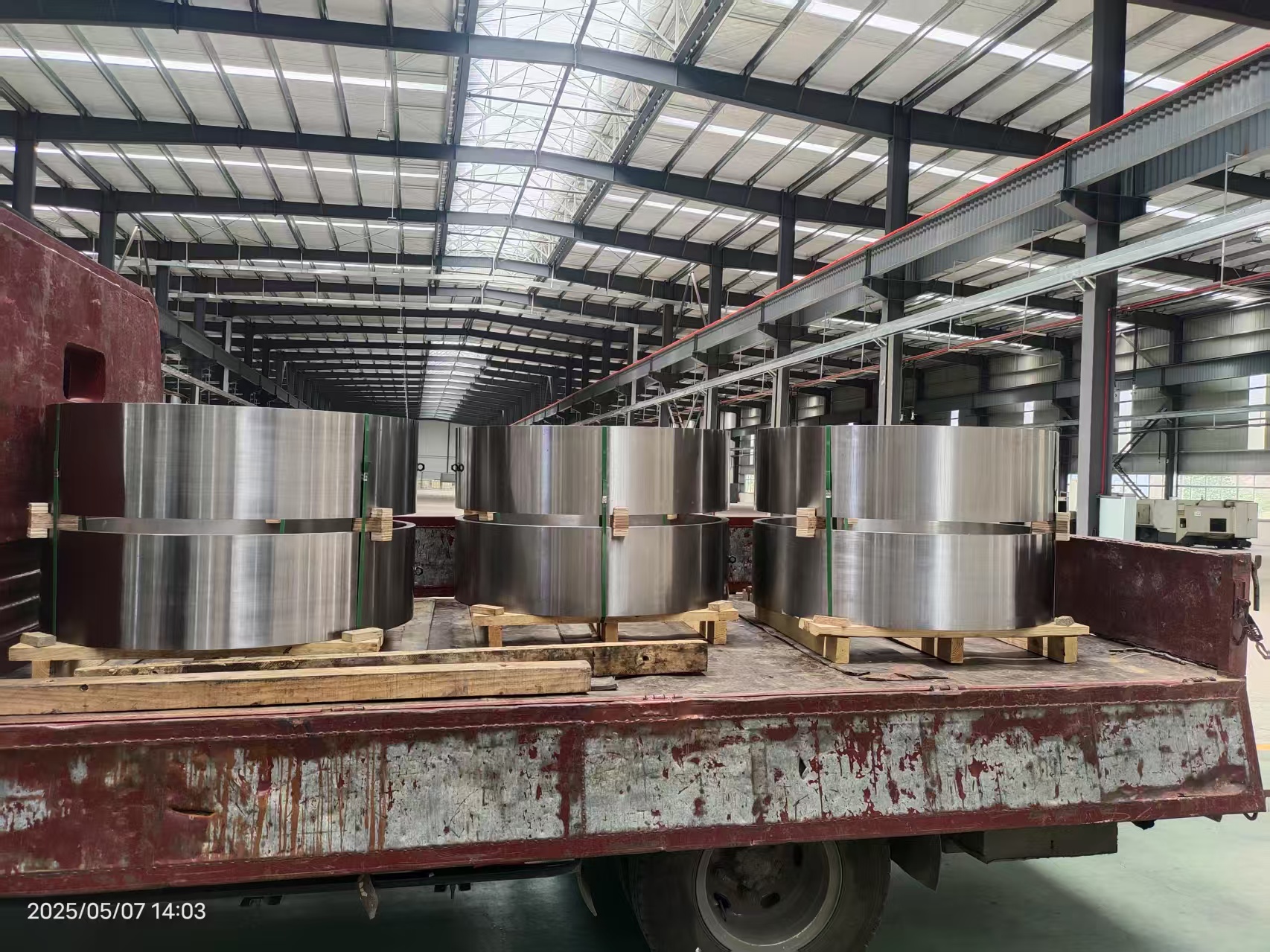 Những loại thiết bị cơ khí rèn nào mà trục trước trục rỗng thích hợp cho?